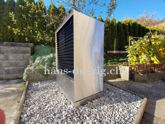 Die MÜBA-Wärmepumpe, Aufstellung mit Chromstahl-Sockel