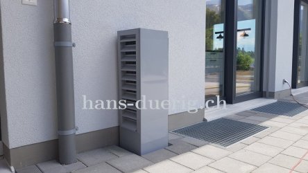 Luftansaug der W&auml;rmepumpe mit Blechkanal und Wetterschutzgitter