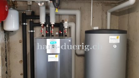 Detailansicht der Wärmepumpeninstallation mit dem Beistellboiler