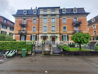 das Mehrfamilienhaus mit der neuen Erdsonden-Wärmepumpe