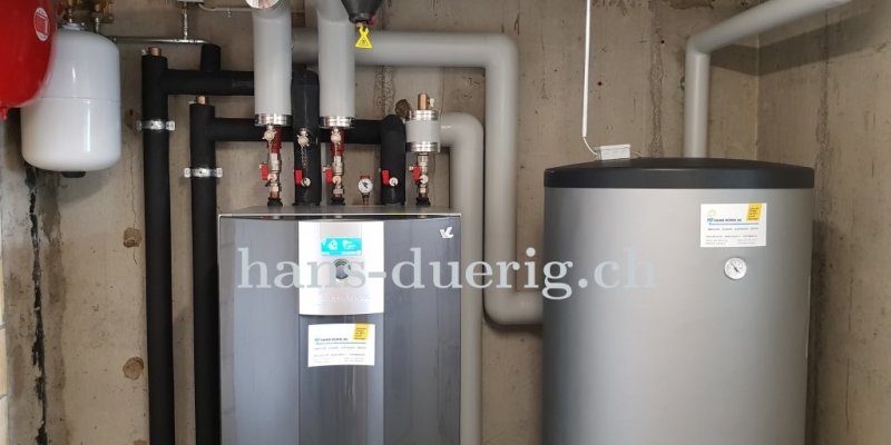 Detailansicht der Wärmepumpeninstallation mit dem Beistellboiler