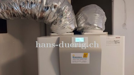 Detailansicht der Luftführung (Zu- und Abluft) der Wärmepumpe