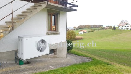 Die Wärmepumpe STIEBEL ELTRON Typ WPL20 auf Wandkonsolen montiert
