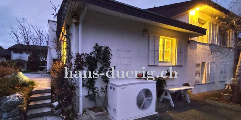 Die fertig installierte Wärmepumpe STIEBEL-ELTRON WPL20A auf einem Betonsockel