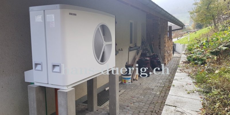 Luft/Wasser-Wärmepumpe auf speziell angefertigten Betonkonsolen aufgestellt