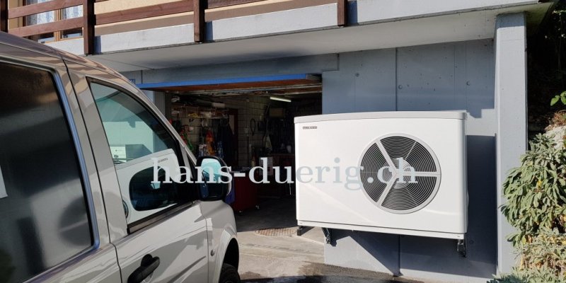 die fertig montierte Wärmepumpe neben der Garage