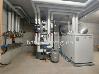 Die fertige Installation der Luft Wärmepumpe für Innenaufstellung