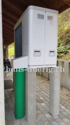 Ansicht von hinten an die Wärmepumpe (Verdampferseite). Vorne im Bild ist die Leitungszuführung mit der Abdeckung ersichtlich