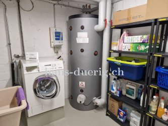 der neue Warmwasserboiler ist zentral und wird mit der Wärmepumpe beheizt