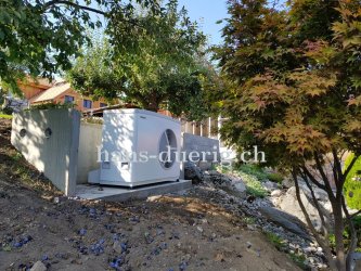 aussen aufgestellte Wärmepumpe auf Betonsockel