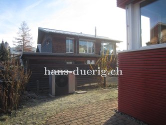 Die Wärmepumpe NIBE F2120 auf dem Betonsockel aufgestellt