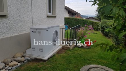fertig installierte Luft-Wärmepumpe WPL20A auf Betonsockel