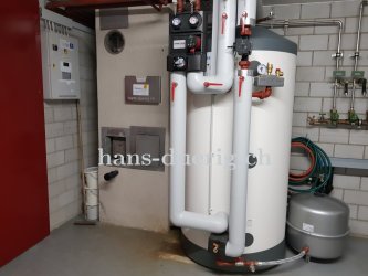 Installation im Technikraum für den Wärmepumpenans