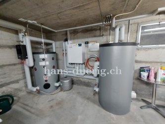 Die Installation im Technikraum mit Speicher/Boiler