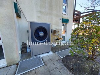 Die Luft/Wasser-Wärmepumpe von BUDERUS/Bosch WLW196 fertig installiert in der Gebäudeecke gut platziert