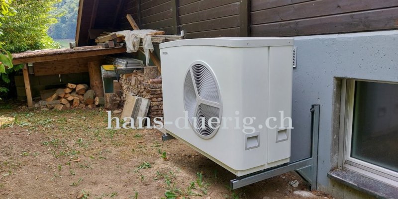 Wärmepumpe STIEBEL-ELTRON WPL25A auf Wandkonsolen montiert.