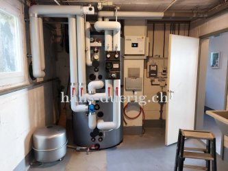 Der fertig angeschlossene Kombispeicher im Technikraum