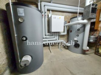Wärmepumpe Heizraum Installation mit Registerboiler und technischem Speicher