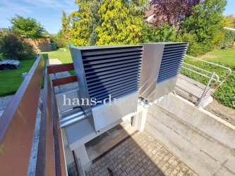 Ansicht der Wärmepumpenkaskade neben dem Hauseingang