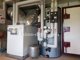 Die fertige Wärmepumpeninstallation mit dem Kombispeicher