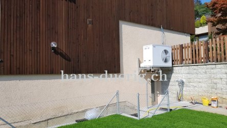 die fertig installierte Wärmepumpe WPL20A mit Wandkonsolen