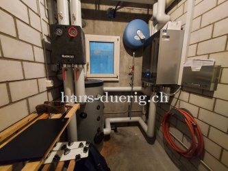 Technikraum Luft/Wasser-Wärmepumpe mit Heizungsspeicher, Mischergruppe und Innenmodul der Wärmepumpe