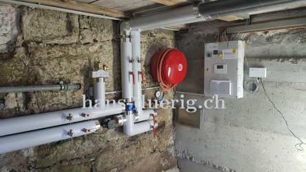 Die fertige Installation im Technikraum für den Wärmepumpen-Anschluss