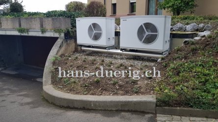 Wärmepumpe-Kaskade mit Wandkonsole montiert