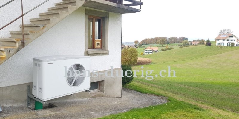 Die Wärmepumpe STIEBEL ELTRON Typ WPL20 auf Wandkonsolen montiert