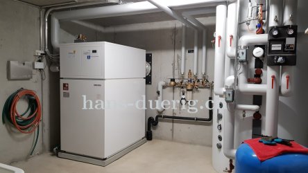 Technikraum mit Luft/Wasser-Wärmepumpe und Kombispeicher