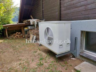 Wärmepumpe STIEBEL-ELTRON WPL25A auf Wandkonsolen montiert.