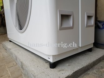 Wärmepumpe auf dem Sockel aufgestellt