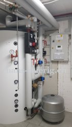 Kombispeicher mit fertig installierter Hydraulik (Ladepumpe, Umstellventile und Entladegruppe)