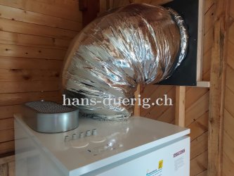 Der Luftansaug der Wärmepumpe, abgedeckt mit einem Gitter