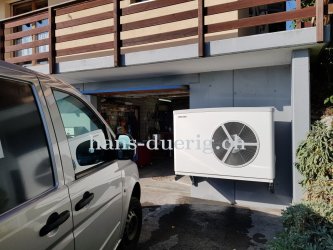 die fertig montierte Wärmepumpe neben der Garage