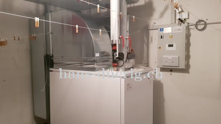 die Wärmepumpe mit dem Blechkanal für die Luftführung
