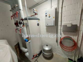 Die Technikraum Installation für die Wärmepumpe mit dem Heizungsspeicher