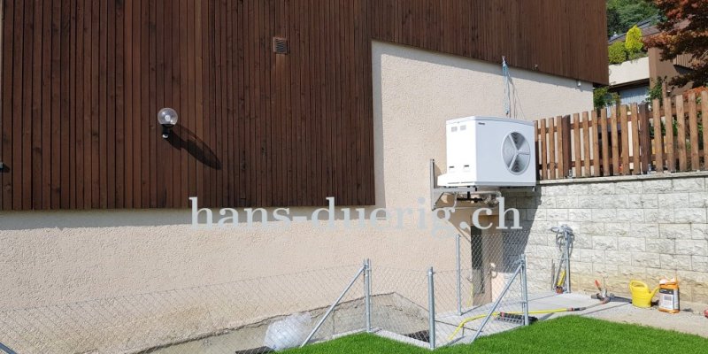 die fertig installierte Wärmepumpe WPL20A mit Wandkonsolen