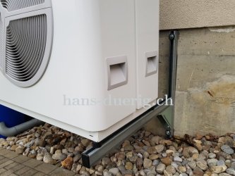 Befestigungsdetail der Wärmepumpe mit Wandkonsole