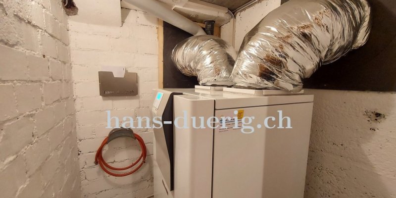 Die fertig eingebaute Wärmepumpe WPL 17 ICS Classic von STIEBEL ELTRON mit isolierten Schläuchen für die Luftführung