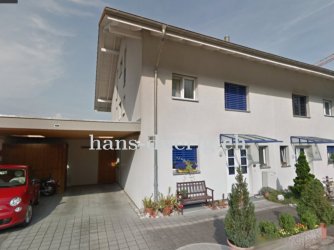 Reihenhaus mit aussen aufgestellter Wärmepumpe