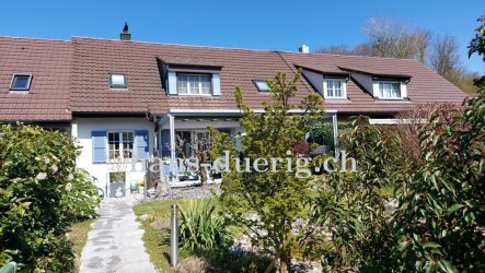 Aussenansicht des Reihen-Hauses mit der Luft/Wasser-Wärmepumpe von STIEBEL ELTRON