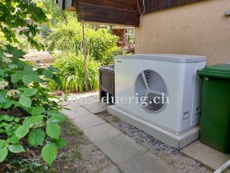 STIEBEL-ELTRON WPL25AC aufgestellt auf einem Betonsockel