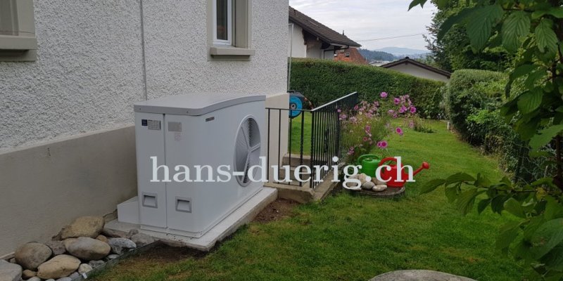 fertig installierte Luft-Wärmepumpe WPL20A auf Betonsockel