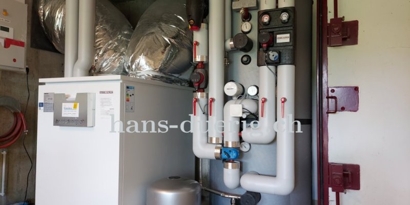 Die fertige Wärmepumpeninstallation mit dem Kombispeicher