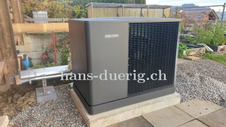Ansicht der neuen W&auml;rmepumpe von STIEBEL-ELTRON von der Kompressorseite