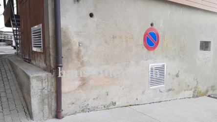 Zu- und Abluft mit Wetterschutzgitter an der Fassade