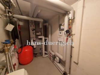 Die fertige Technikraum-Installation mit dem bestehenden Kombispeicher