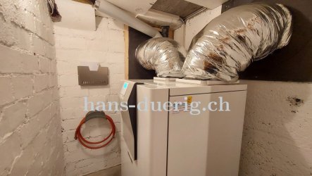 Die fertig eingebaute Wärmepumpe WPL 17 ICS Classic von STIEBEL ELTRON mit isolierten Schläuchen für die Luftführung