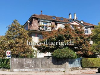 Das Wohn- und Geschäftshaus mit der neuen Erdsonden-Wärmepumpenanlage